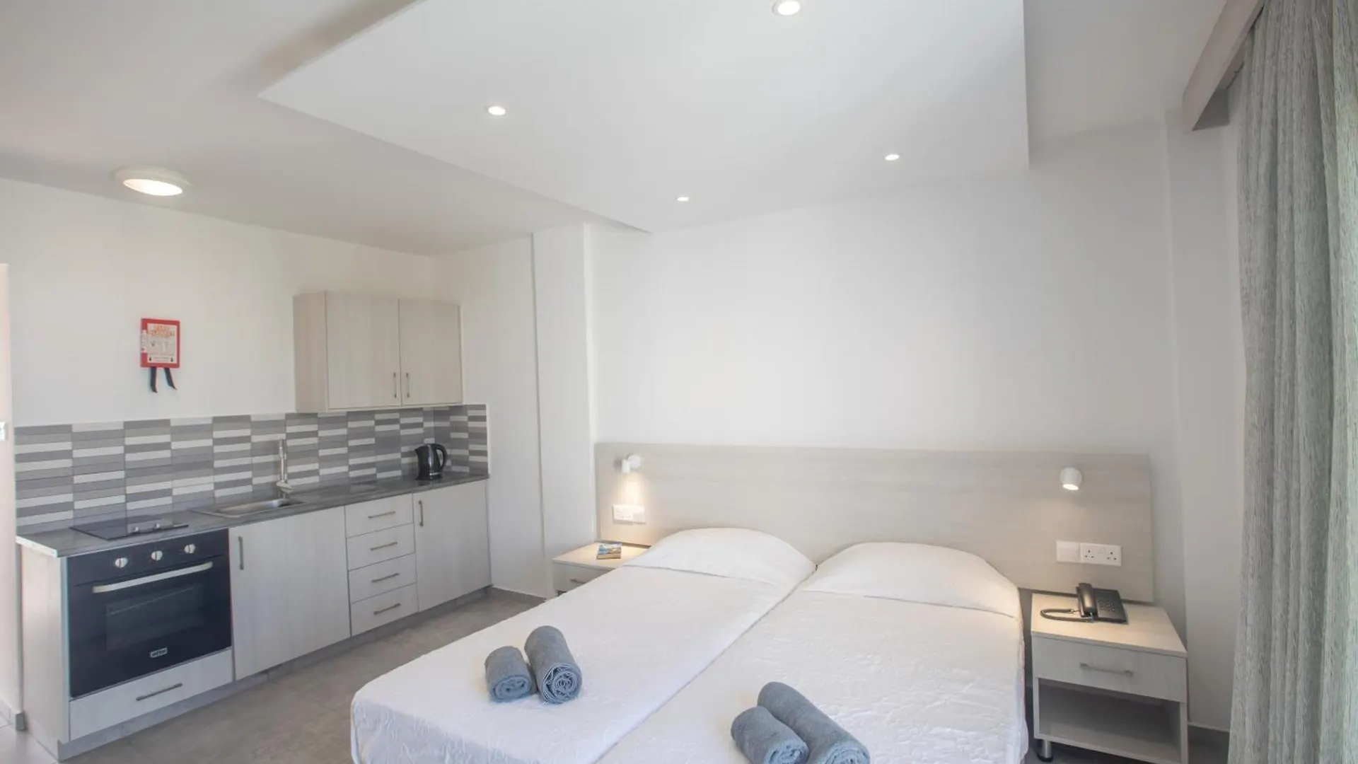 Pavlinia Hotel & Apartments 아이아 나파 3*,  키프로스