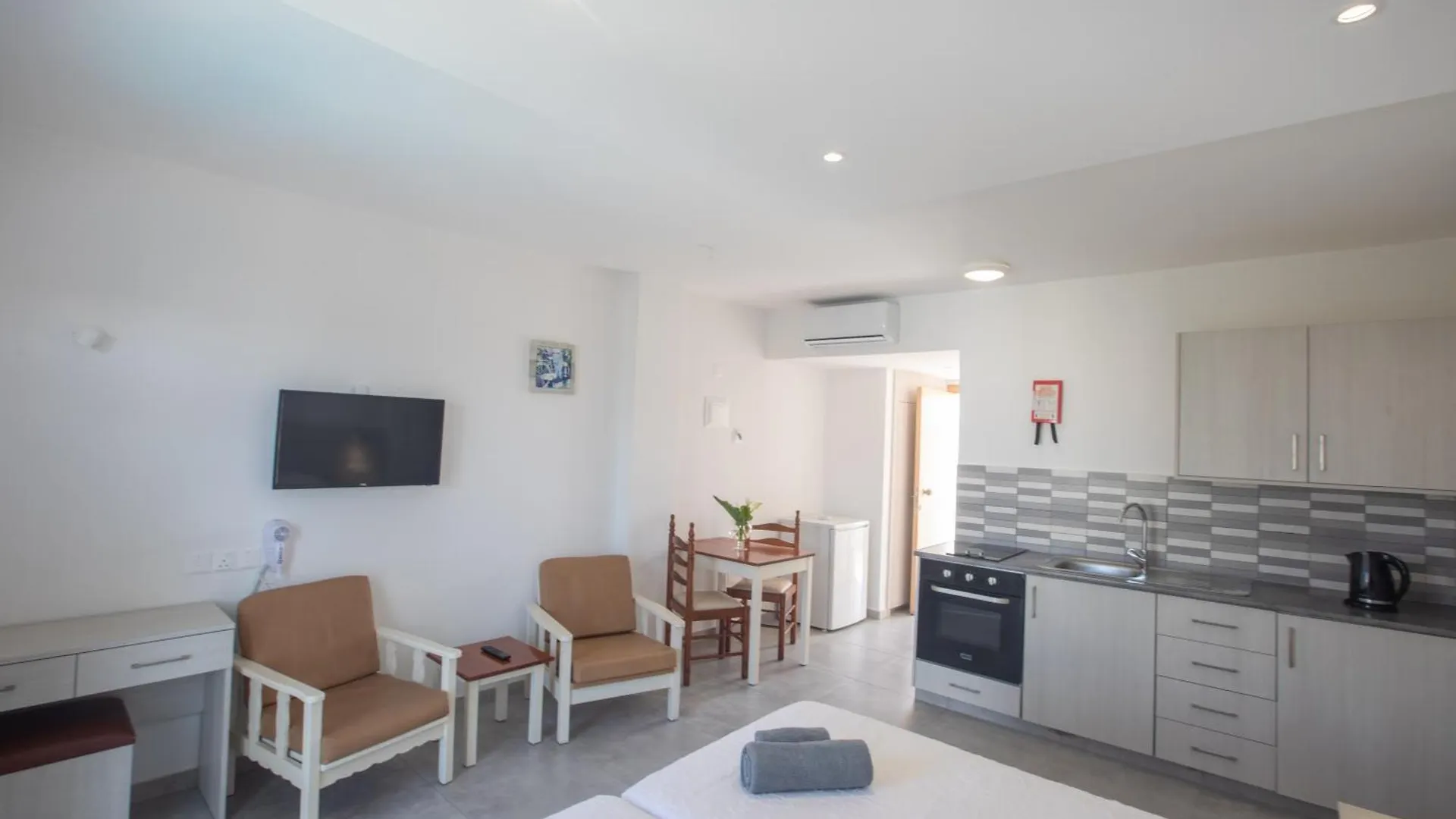 Pavlinia Hotel & Apartments 아이아 나파 아파트호텔